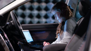 Kvinna studerar på distans till software developer inom fordonsteknik.