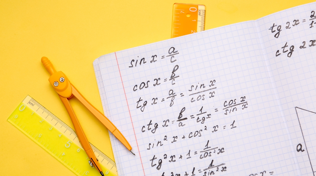 YH Akademins yrkesutbildning: Matematikformler med kompass och linjal på gult bakgrund.
