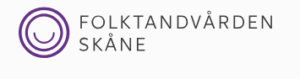 Lila rund logotyp bredvid texten ”Folktandvården Skåne” på ljus bakgrund.