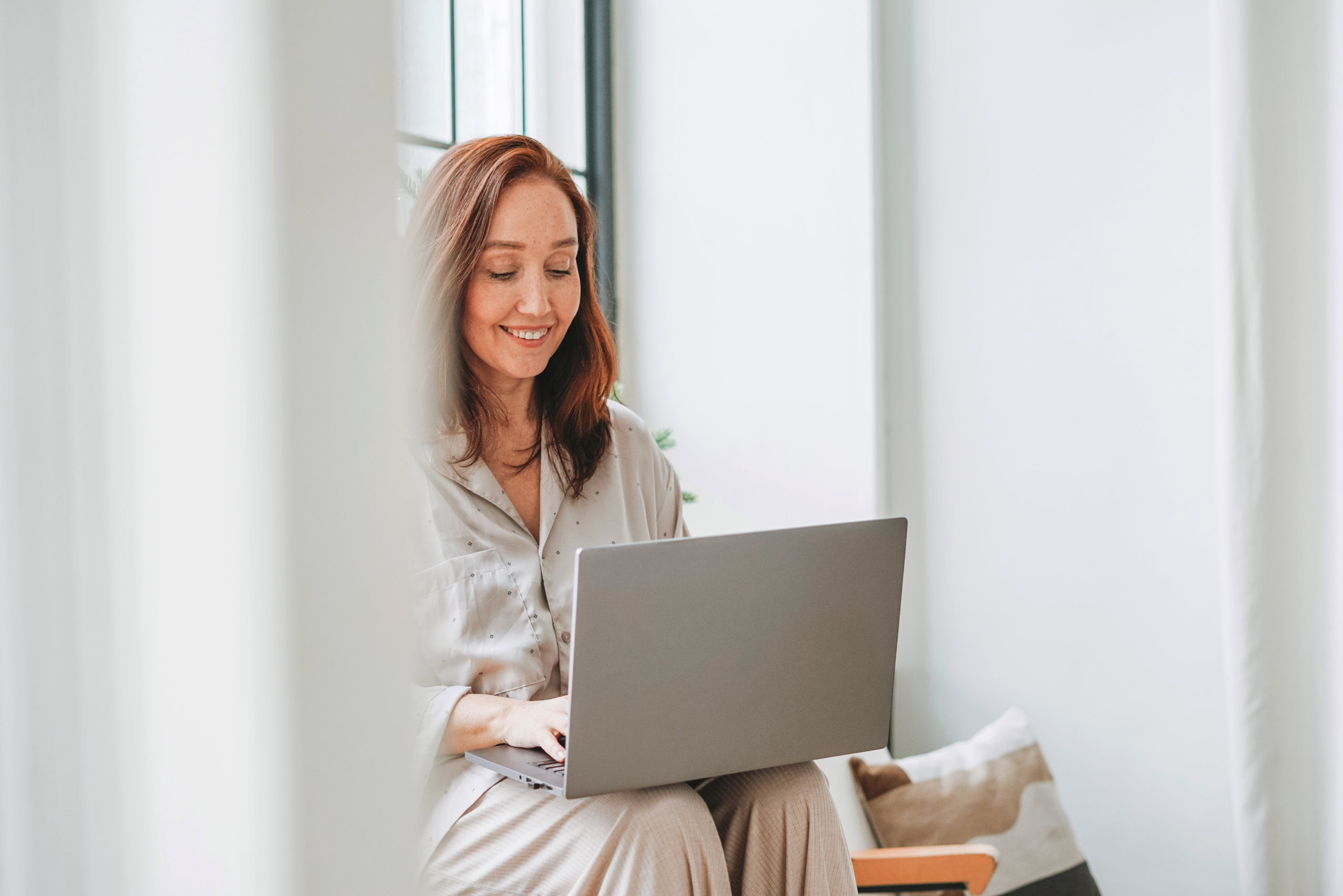 Kvinna som letar efter en nationell yrkesutbildning med datorn i knät.