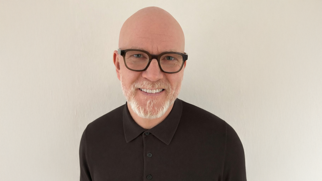 Leende skallig man med glasögon och skägg iklädd svart skjorta, stående mot en vit bakgrund. RecoLab är med i ledningsgruppen och han arbetar som Dagvatteningenjör.