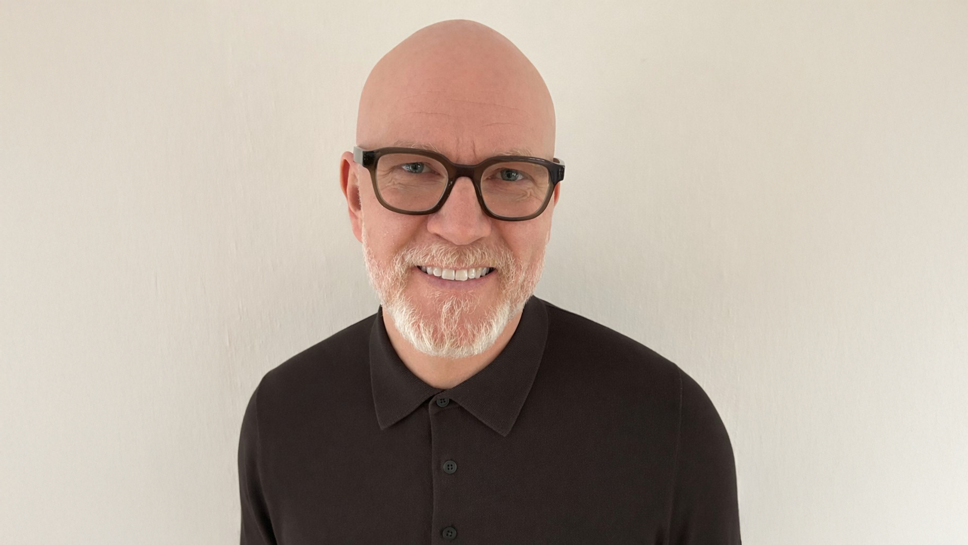 Leende skallig man med glasögon och skägg iklädd svart skjorta, stående mot en vit bakgrund. RecoLab är med i ledningsgruppen och han arbetar som Dagvatteningenjör.