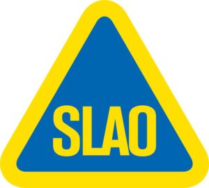 Blå triangelskylt med gul kant och feta gula bokstäver 